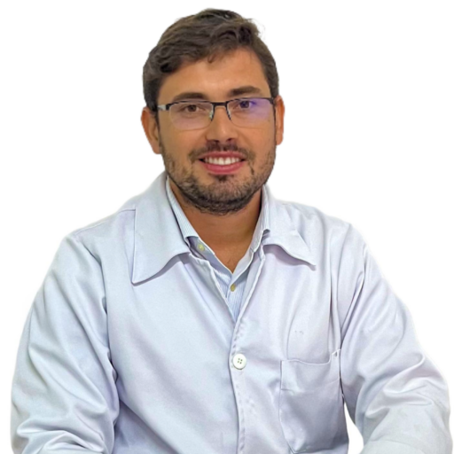Dr. Thiago Teixeira, urologista especialista em cirurgia robótica e minimamente invasiva, em consultório médico