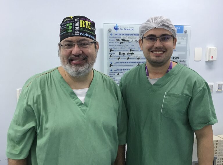 Dr. Thiago Teixeira ao lado do Dr. Marcos Tobias Machado, urologista brasileiro referência em laparoscopia e cirurgia minimamente invasiva.