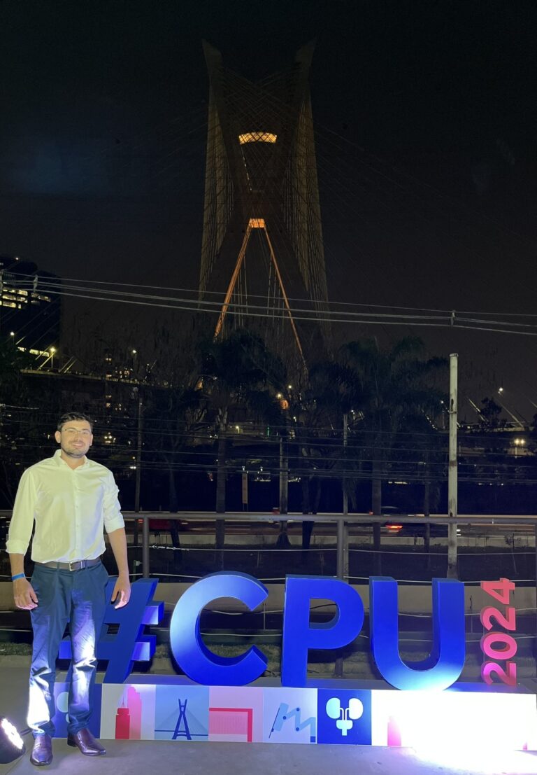 Dr. Thiago Teixeira no Congresso Paulista de Urologia 2024 em São Paulo, evento científico sobre avanços em urologia e cirurgia robótica.