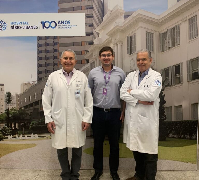 Dr. Thiago Teixeira ao lado do Dr. Anuar Mitre e do Dr. Elcio Dias da Silva no Hospital Sírio-Libanês em São Paulo.