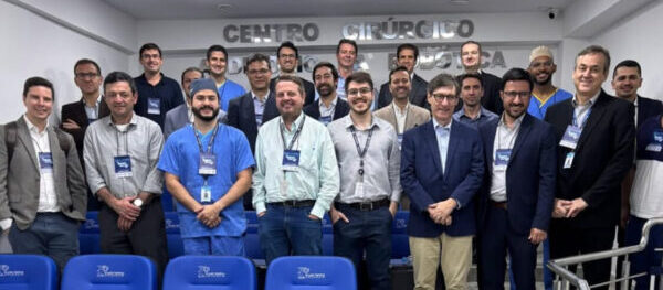 Dr. Thiago Teixeira ao lado do Dr. Matheus Paiva e especialistas durante o 3º Robotic Experience Santos 2025, evento de treinamento em cirurgia robótica.